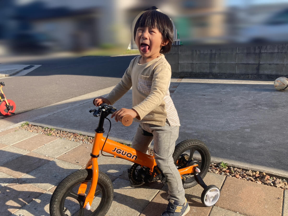 3wayキッズバイクに乗る息子補助輪あり